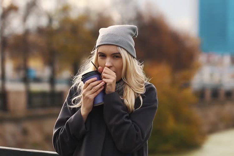 فتيات يأكلن ويشربن في الشوارع دون حرج الشروق أونلاين