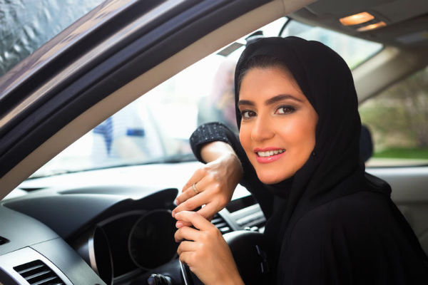 رجال يرفضون فكرة ركوبهم في سيارة تقودها امرأة الشروق أونلاين