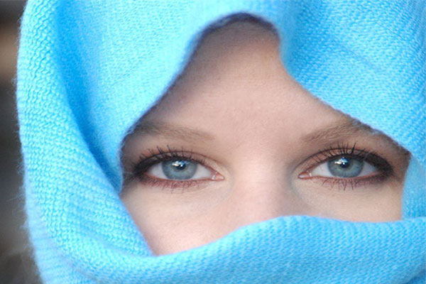 الآن بإمكانك الحصول على عينين زرقاوين بدون عدسات الشروق أونلاين