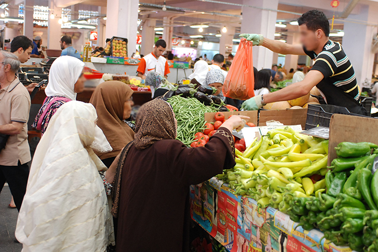 غذاء الجزائريين..رهينة بين جشع التجار وجيوب المواطنين