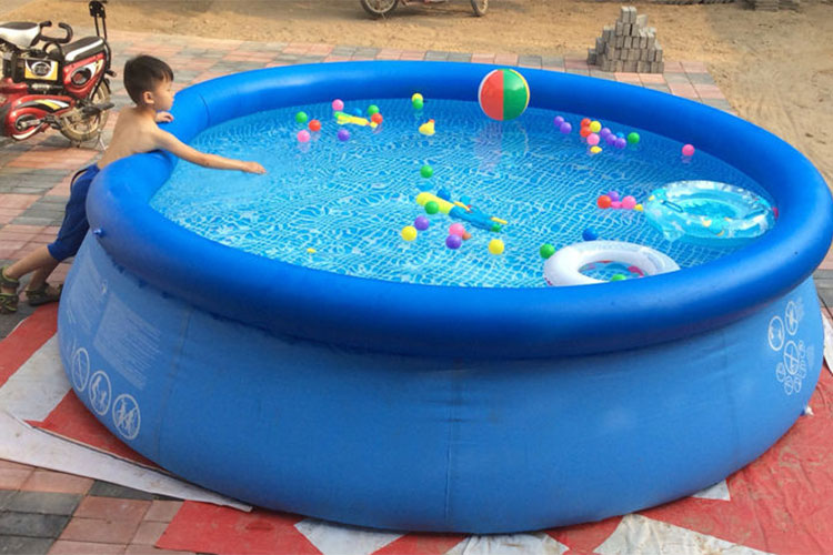 المسابح البلاستيكية لتلهية الأطفال في عز الوباء الشروق أونلاين