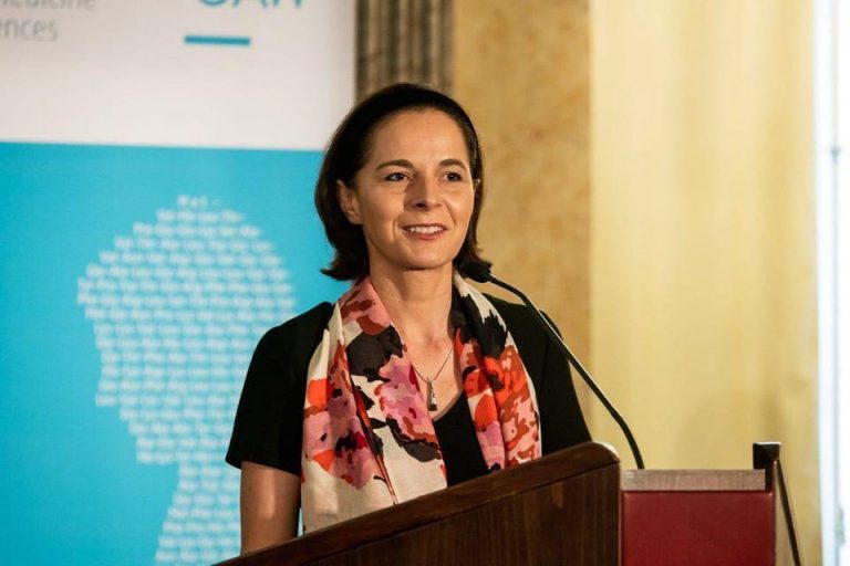 عالمة جزائرية