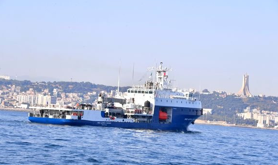 Un détachement de navires de guerre de la marine russe accoste au port ...