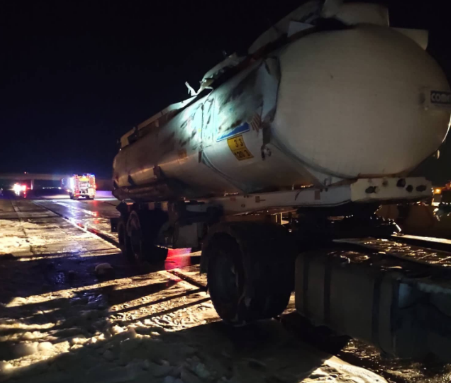 Levage du camion par des moyens spéciaux après avoir sécurisé le lieu de l'accident