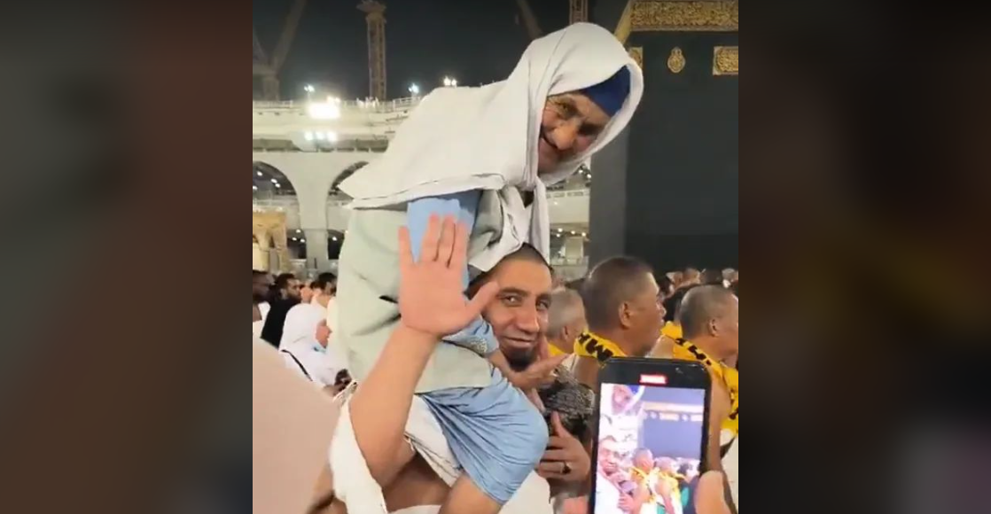 معتمر يحمل أمه على كتفيه ويطوف بها الكعبة