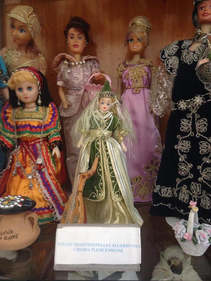 دمى مرتدية اللباس التقليدي الجزائري. صورة من صفحة المتحف