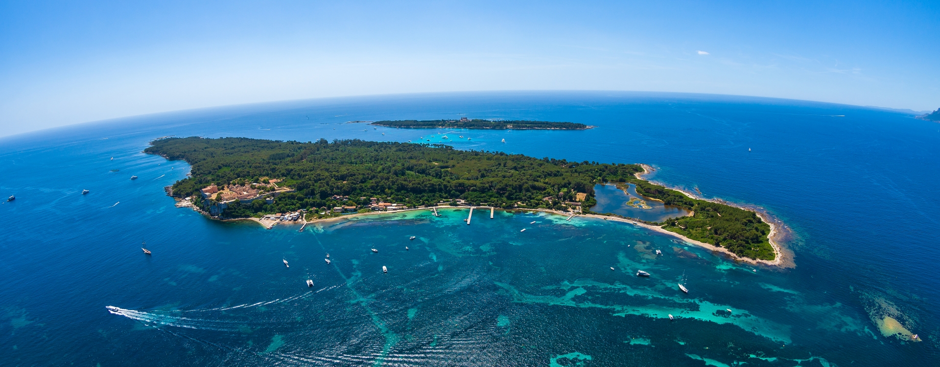 صورة لجزيرة سانت مارغريت اليوم التي كانت الأمس سجنا نفي إليه 4000 جزائري. حقوق محفوظة