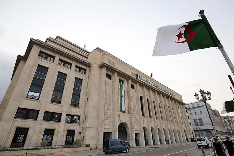 5 أوسمة جديدة في الجيش.. وهذه حالات التجريد!