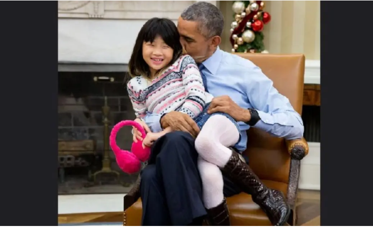 فضيحة إيبستاين.. هذه حقيقة الصورة المتداولة لأوباما مع طفلة "مغتصبة"!