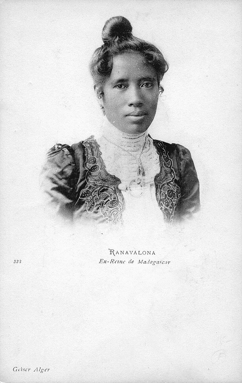رانافالونا الثالثة (22 نوفمبر&nbsp;1861&nbsp;&ndash;&nbsp;23 ماي1917) هي الملكة الأخيرة في مدغشقر، حكمت من&nbsp;30 جويلية&nbsp;عام&nbsp;1883&nbsp;حتى 28 فيفري عام 1897 في عهدٍ تميز بالعديد من الجهود الخائبة إزاء مقاومة&nbsp;الاستعمار الفرنسي. نفاها الإستعمار إلى الجزائر أين توفيت عن عمر يناهز 55 سنة. صورة: ويكيبيديا