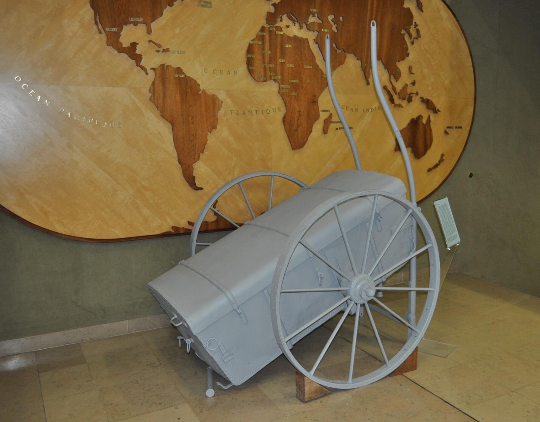 عربة لوفيفر التي استخدمت في حملة مدغشقر، تم استعمالها من طرف الجيش الفرنسي في نهاية القرن التاسع عشر بشكل رئيسي في مدغشقر ومملكة داهومي والسودان. صورة: متحف الفرق البحرية لما وراء البحار.