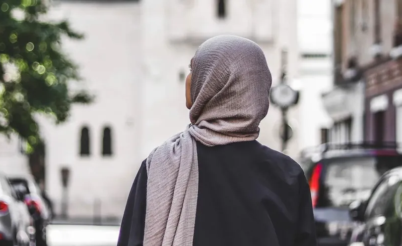 الاعتداء على امرأة محجبة من طرف عشرين شخصا في مدينة ريمس الفرنسية