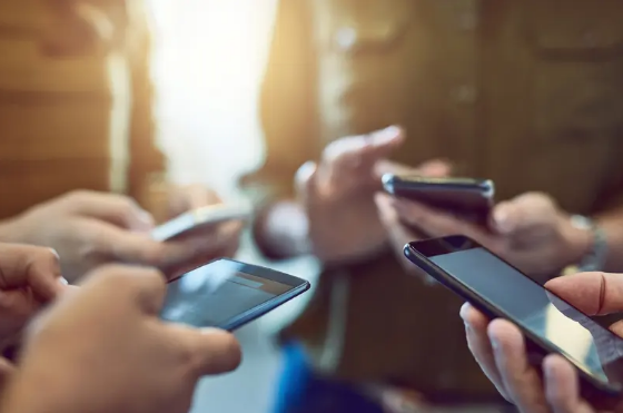 “إيني” تفتك صفقة لتصدير الهواتف الذكية إلى السنغال