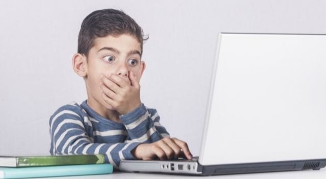 مختصون يحذرون من سلوكيات خطيرة وأجيال انطوائية