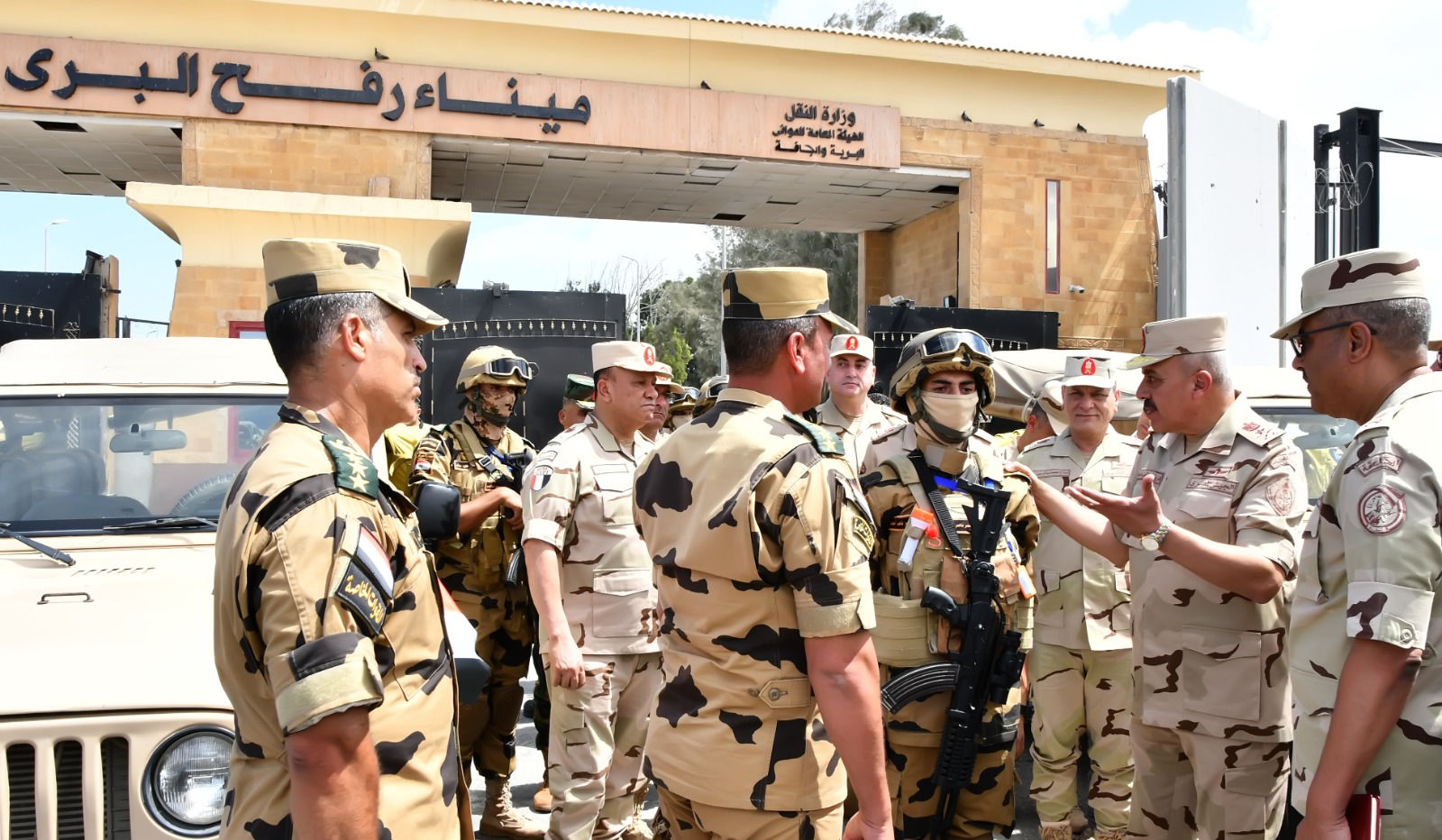 رئيس أركان الجيش المصري يزور معبر رفح على حدود القطاع