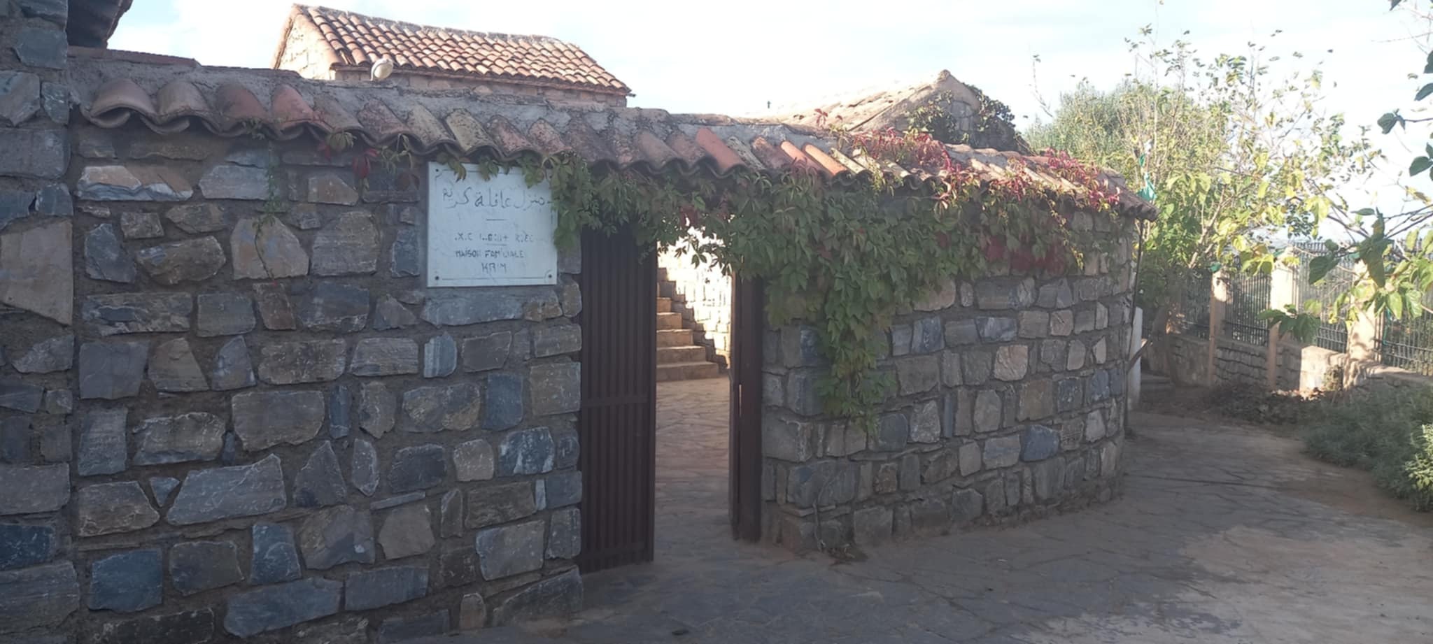 مدخل منزل عائلة كريم بلقاسم الذي تم تحويله إلى متحف. 17 أكتوبر 2024. صورة: ماجيد صرّاح