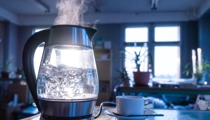 لماذا لا يجب إعادة غلي الماء؟ الدراسات الطبية تحذّر – الشروق أونلاين