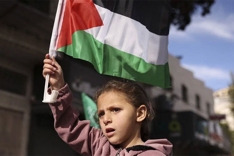 بين قتل الطفولة في غزة… وتفكيك مخيمات الضفة