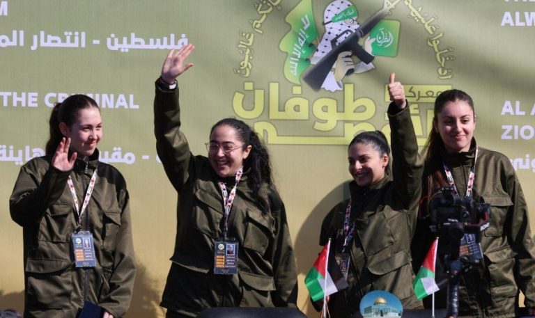 تسليم 4 مجندات أسيرات وسط هتافات للمقاومة