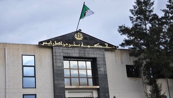 الحبس المؤقت للمدعو “الحاج كمال” بتهمة استغلال النفوذ وإخفاء هارب من العدالة