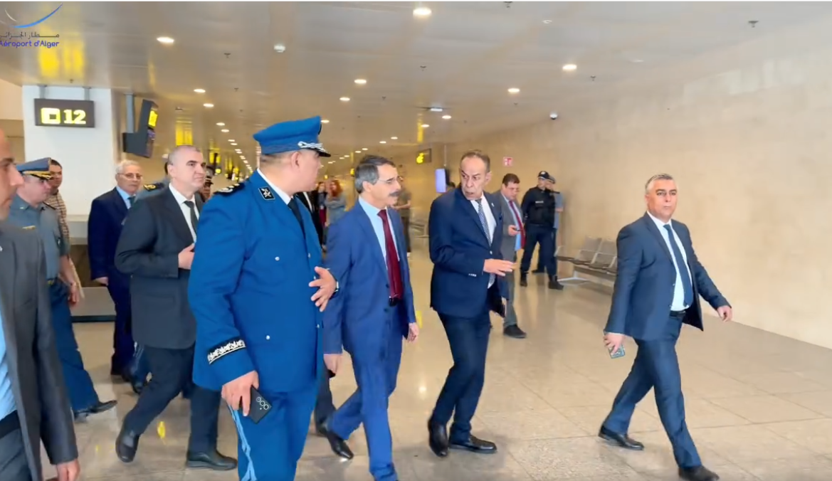 وزير المالية والمدير العام للجمارك يزوران مطار الجزائر الدولي (فيديو)