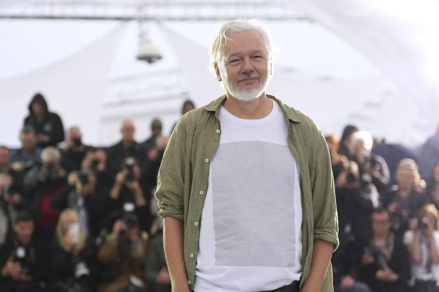 Cannes: Julien Assange porte un t-shirt avec les noms des enfants tués à Gaza
