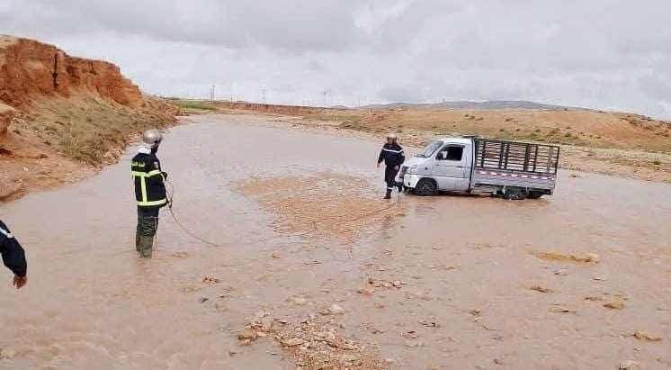 تقلبات جوية.. 3 وفيات في انقلاب حافلة وإنقاذ 53 شخصا حاصرتهم السيول
