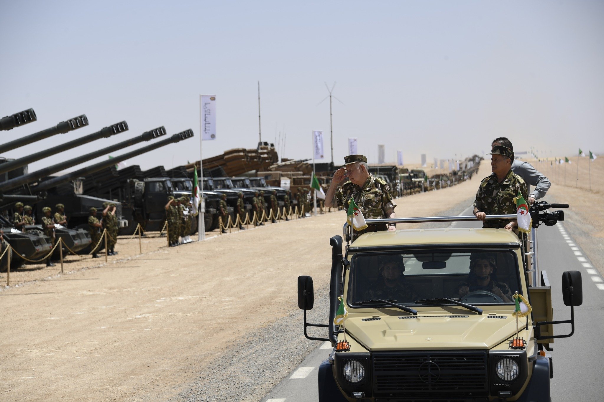 الصور الخاصة بإشراف الفريق أول السعيد شنڨريحة، الوزير المنتدب لدى وزير الدفاع الوطني، رئيس أركان الجيش الوطني الشعبي، على تنفيذ تمرين تكتيكي بالذخيرة الحية “صمود 2025” بالناحية العسكرية الثانية