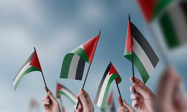 حاضرون على الشاشات غائبون في المواقف..