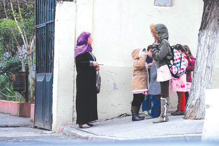 أولياء يضحون بعطلهم لمرافقة أبنائهم في الامتحانات