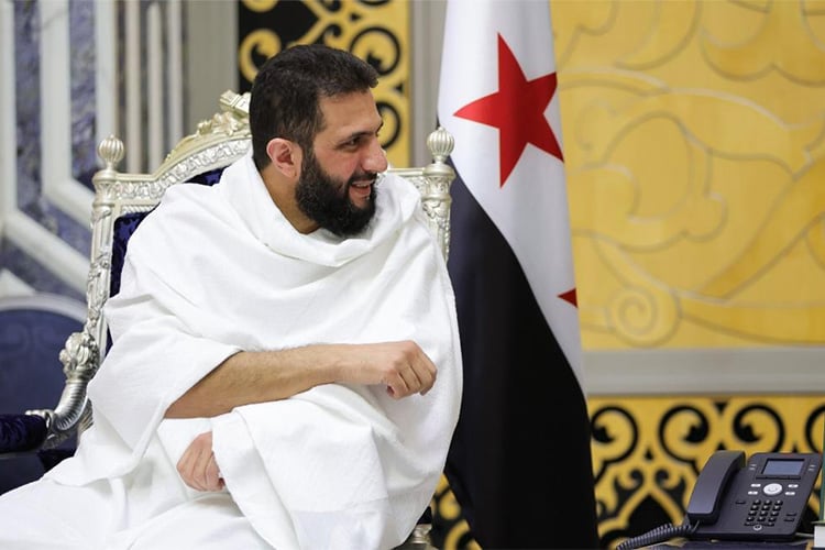 وسام على صدر أحمد الشرع