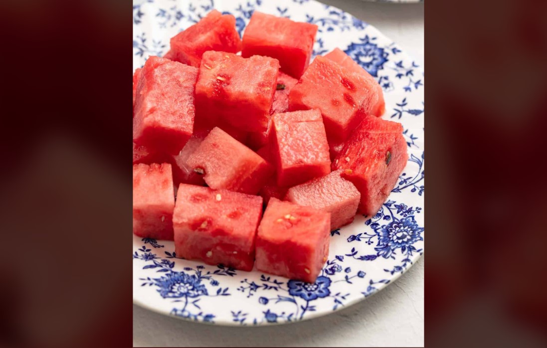 ما هي مدة صلاحية البطيخ المقطع داخل الثلاجة؟