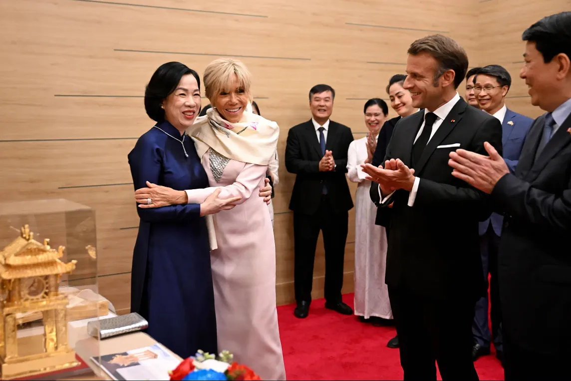 Emmanuel et Brigitte Macron oublient la polémique! Est-ce vraiment le cas?