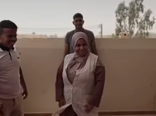 بالفيديو.. معلّمة تحظى بتكريم خاص من قبل تلاميذها قبل التقاعد