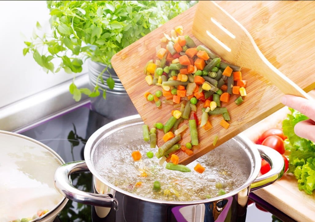هذه مخاطر تناول الأطعمة غير المطبوخة جيدا