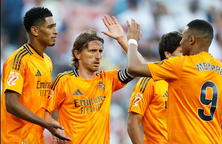 نجوم ريال مدريد يودعون مودريتش برسائل مؤثرة