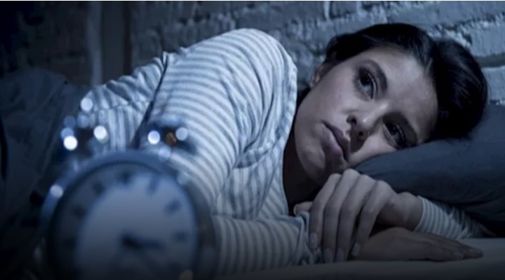 خبير يحذّر: إن كنت تستيقظ قبل رنين المنبّه فالأمر أخطر مما تتصور!