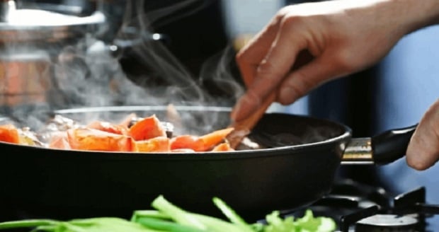 أخطاء مدمرة للصحة عند تسخين الطعام.. احذر أن ترتكبها؟