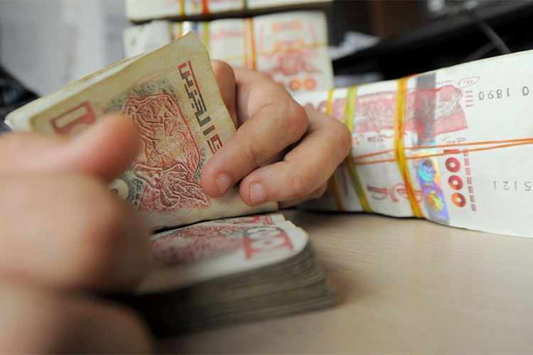 خبير اقتصادي: الأموال في السوق السوداء تكاد تتجاوز سيولة البنوك