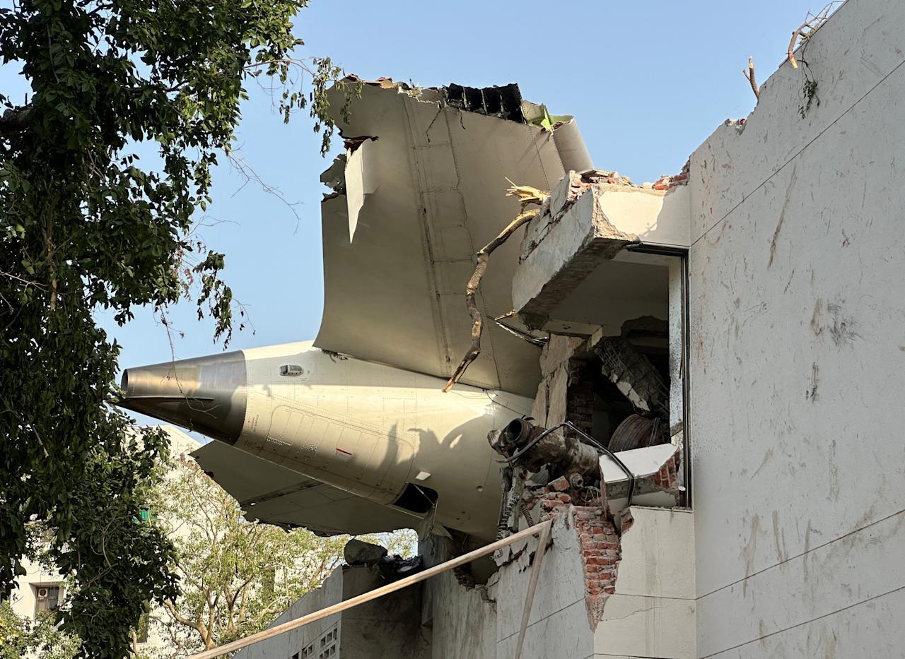 أزيد من 200 قتيل في تحطم طائرة هندية متجهة إلى بريطانيا