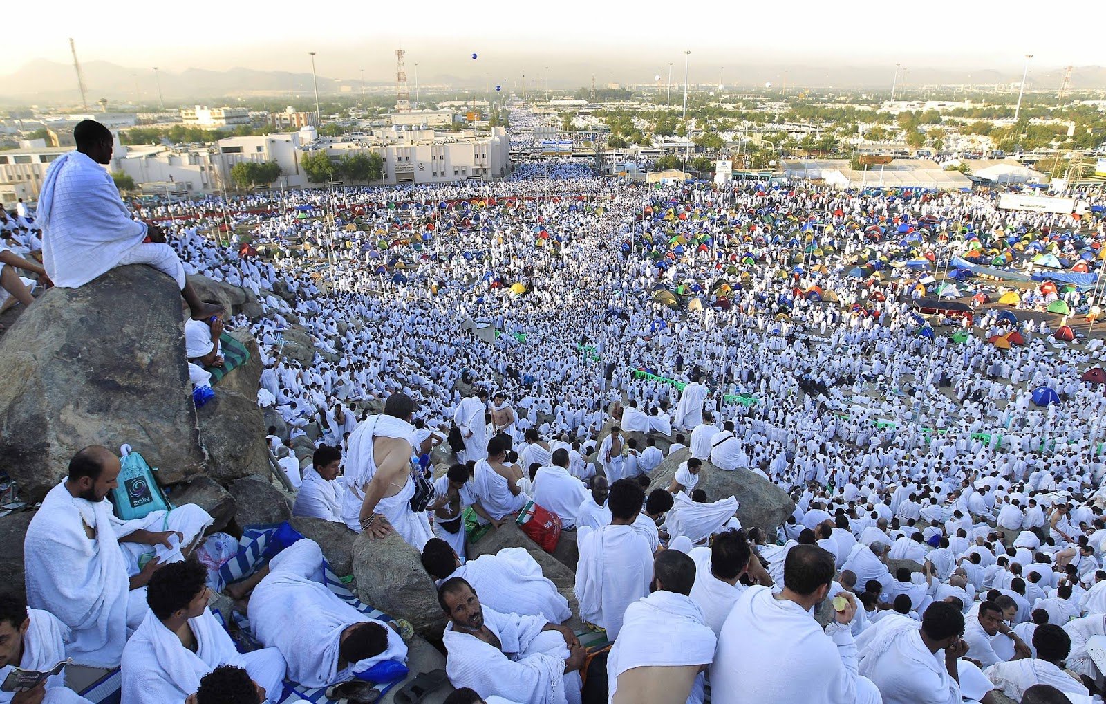 الحجاج على صعيد عرفات لأداء ركن الحج الأعظم
