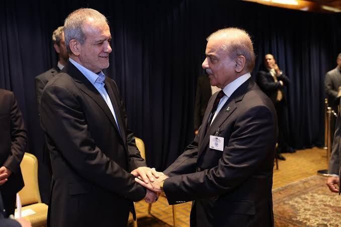 “حكومة وشعب باكستان يقفان إلى جانب إيران”