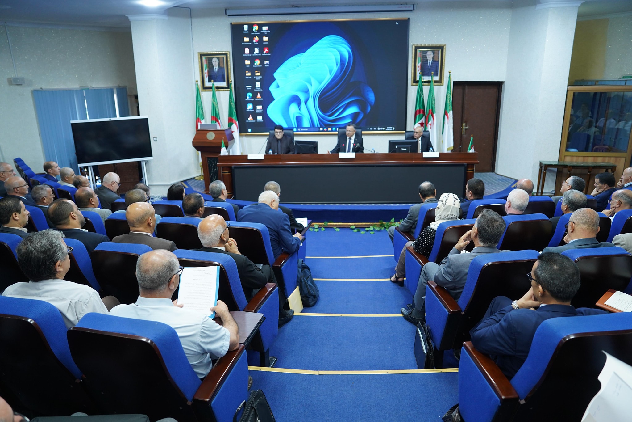 بداري يعقد إجتماعا مع مديري المؤسسات الجامعية والمدارس الوطنية للأساتذة