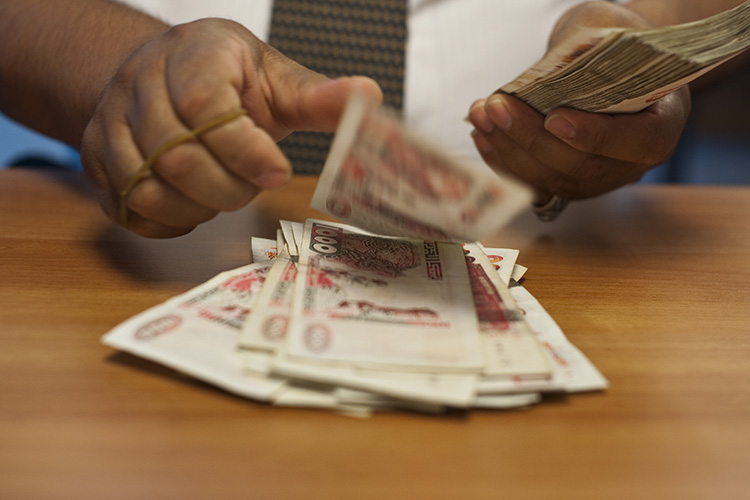 موظف وابنتاه متهمون بتحويل أموال العطل المرضية بسكيكدة