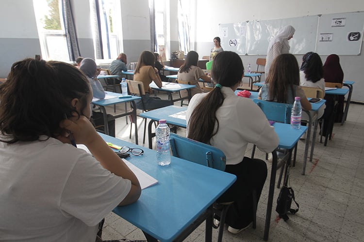 أولياء في عطلة لمرافقة أبنائهم وشحنهم معنويا في امتحان “البيام”