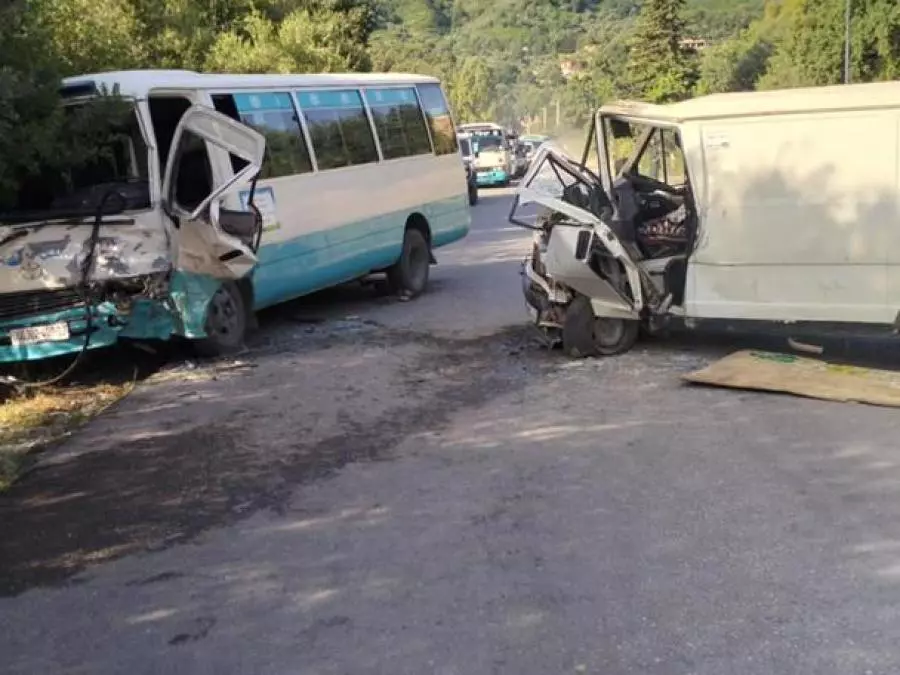 Neuf blessés dans une collision entre un fourgon et un bus à Jijel