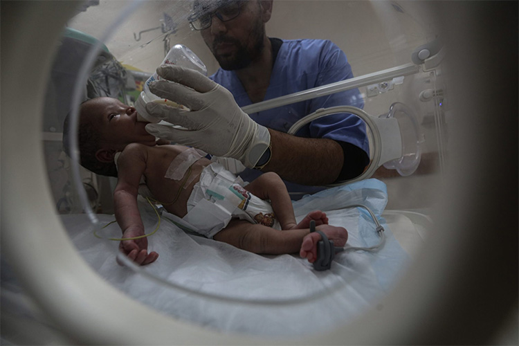 محرومون من الحليب العلاجي والصناعي… حياة أطفال غزة في خطر