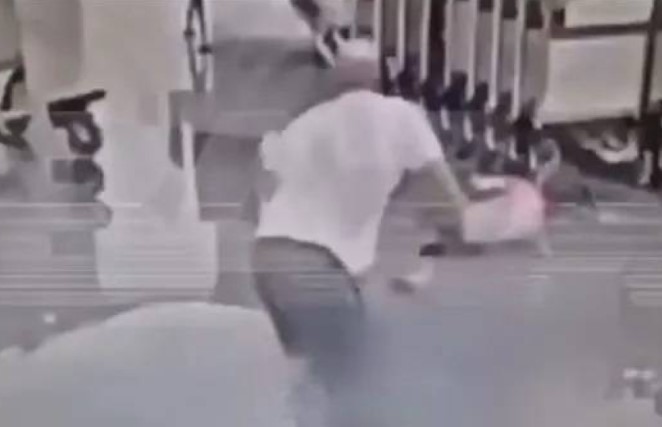 بالفيديو.. صهيوني يرمي طفلا إيرانيا على الأرض
