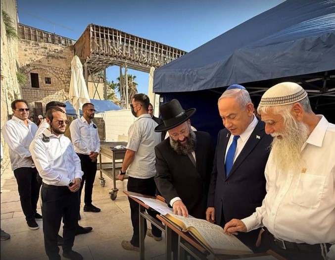 ماذا جاء في صلاة نتنياهو التي أداها بالقدس شكرا لـ “دونالد بن مريم ترامب”؟