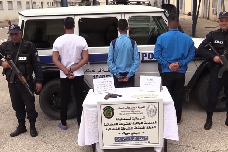 عصابة تعرض أسلحة نارية للبيع عبر مواقع التواصل الاجتماعي بقسنطينة